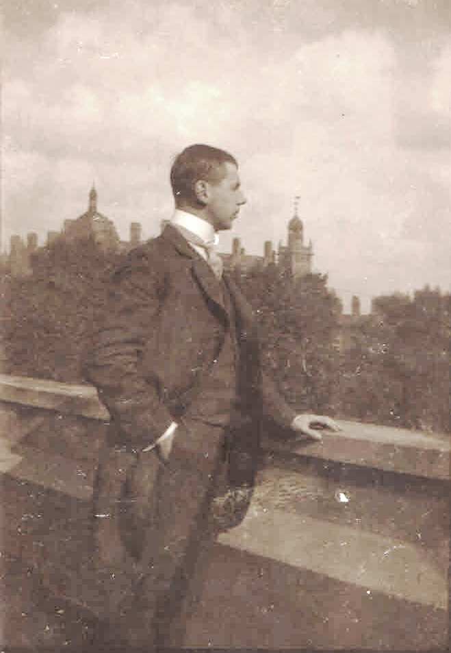 Herbert Schneider, Kaufmann aus Kamenz, auf dem Dach des dt. Konsulats in London.