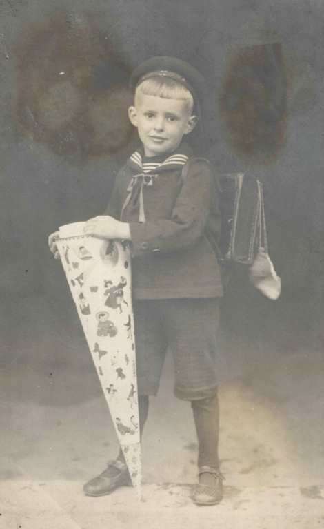 Heinz Ludwig Richter aus Cunnersdorf in Sachen, Einschulung 1925.