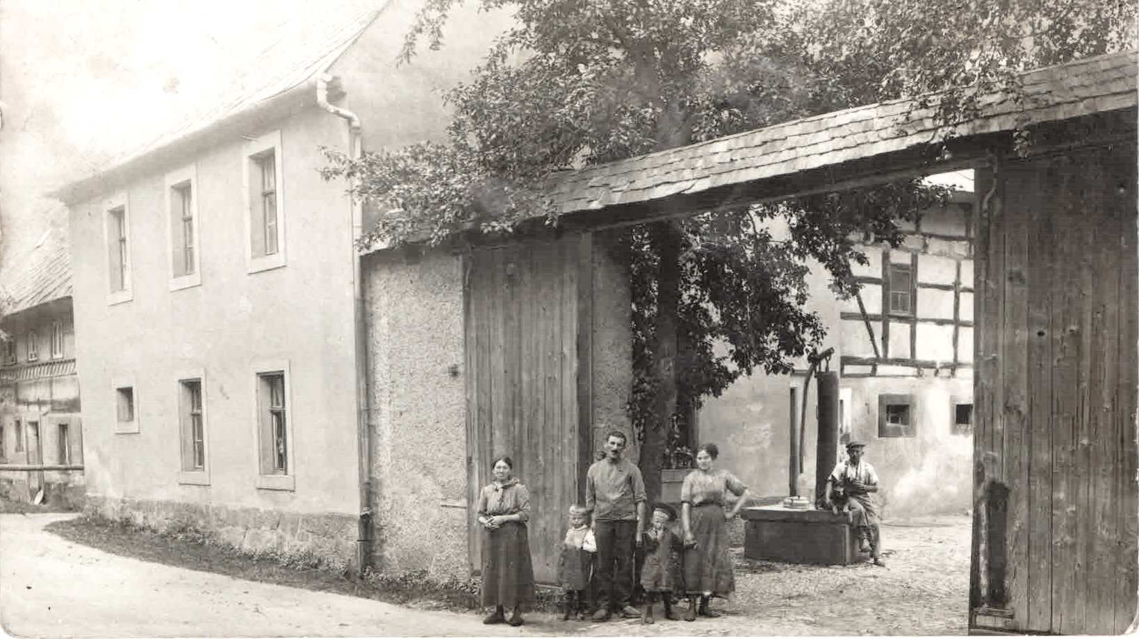 Hof der Famile Michael in Sörnzig. Vor dem Hof Reinhard Michael mit Familie. Reinhard ist der Bruder von Elsa Johanna.