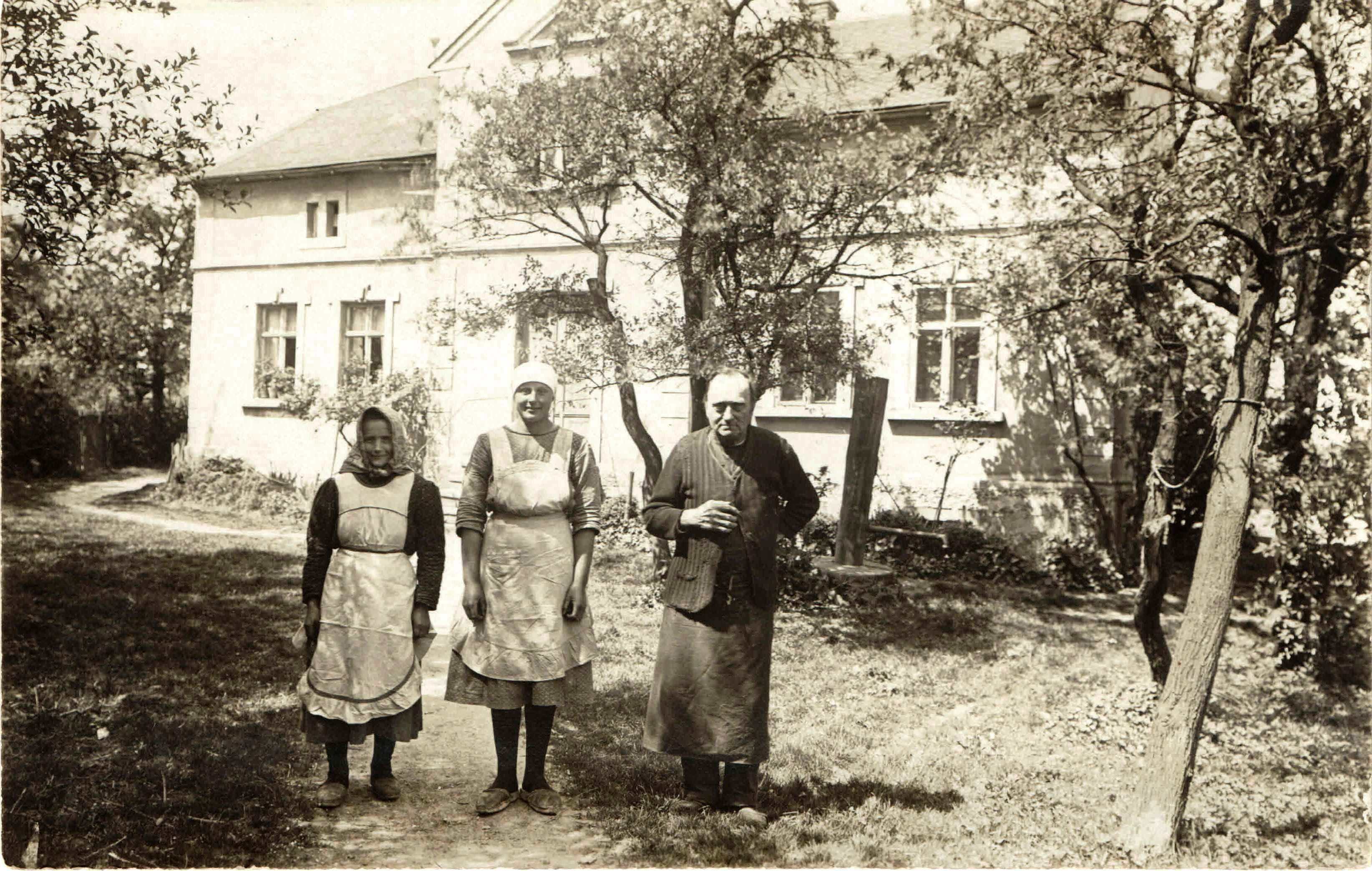 Johann Carl Wilhelm Richter mit Schwiegertochter Elsa Johanna (Mitte) vor dem Auszugshaus der Fam. Richter, Cunnersdorf/ Schönteichen.