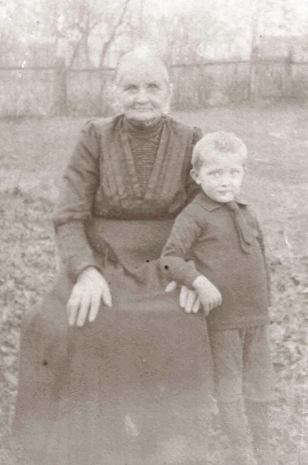 Johanne  Caroline Schuppan verw. Steinborn, aus Straßgräbchen in der Oberlausitz, mit Enkel Max Johannes.